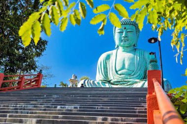 Lampang, Tayland - 19 Aralık 2022: Wat Doi Phra Chan-in Budist tapınağı Lampang Tayland 'ın bronz heykeli.