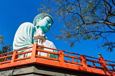 Lampang, Tayland - 19 Aralık 2022: Wat Doi Phra Chan-in Budist tapınağı Lampang Tayland 'ın bronz heykeli.