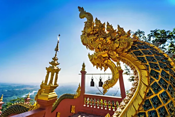 泰国兰榜 2022年12月19日 在泰国兰榜的Wat Phra Doi Phrachan 一条蓝天背景的蛇 — 图库照片