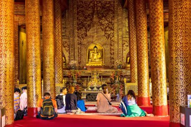 Chiang Mai, Tayland - 19 Aralık 2022: Wat Phra Singh Lanna tarihinin önemli bir ölçütüdür. Tapınak paha biçilmez olduğu için Chaing Mai Lanna.