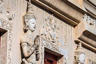Chiang Mai, Tayland - 19 Aralık 2022: Tayland beyaz melek heykeli Wat Phra Singh, Tayland Chiang Mai tapınağı.