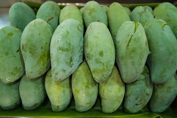 Ekologiska Gröna Mango Staplade Den Färska Marknaden — Stockfoto