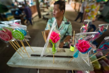 Bangkok, Tayland - 16 Nisan 2023: Taling Chan Bangkok, Tayland 'da Yüzen Markett' te geleneksel şeker ve gıda renklendiricisi kalıpları.