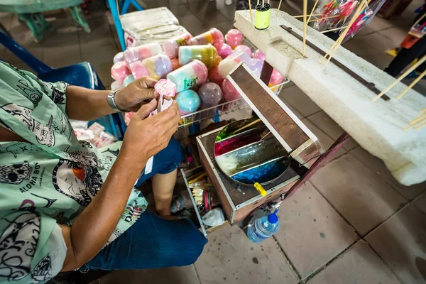 バンコク2023年4月16日 未確認名アジア人男性がタイ バンコクのTaling Chan Floating Marketで食品着色料を用いて砂糖から伝統的なアートキャンディーを成形 — ストック写真