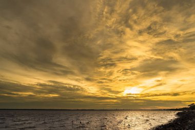Büyüleyici Altın Saat: Tayland 'da deniz üzerinde akşam gökyüzü huzurlu.