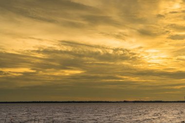 Büyüleyici Altın Saat: Tayland 'da deniz üzerinde akşam gökyüzü huzurlu.