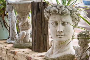 Güzel Stucco bebekleri bahçedeki güzel bahçeyi süslüyor.