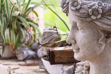 Güzel Stucco bebekleri bahçedeki güzel bahçeyi süslüyor.