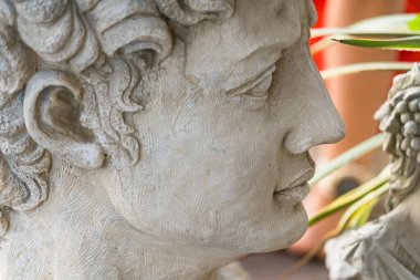 Güzel Stucco bebekleri bahçedeki güzel bahçeyi süslüyor.