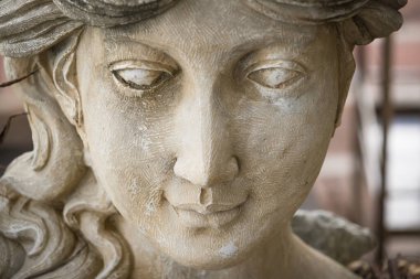 Güzel Stucco bebekleri bahçedeki güzel bahçeyi süslüyor.