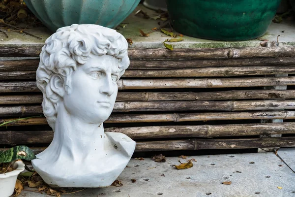 Güzel Stucco bebekleri bahçedeki güzel bahçeyi süslüyor.