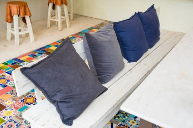modern oturma odası iç tasarım konsepti içinde modern kanepe yastık satırı