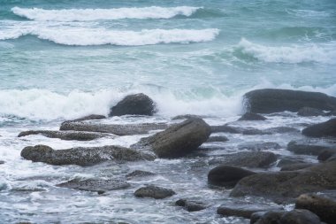 Majestic Evening Seascape: Doğu Thailan 'da Dramatik Dalgalar Ada Kayalarıyla Çarpıştı
