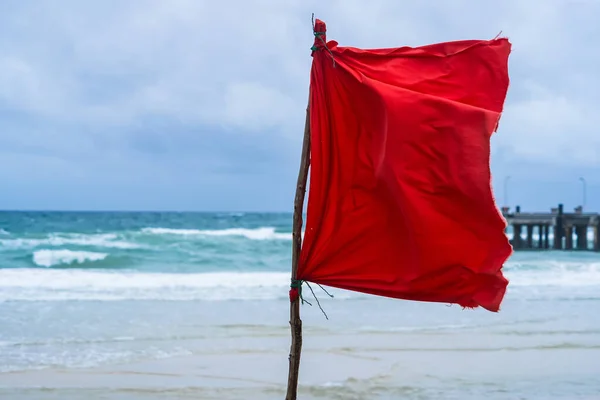 Maritime Alert Κόκκινη Σημαία Και Κάλεσμα Της Θάλασσας Για Προσοχή — Φωτογραφία Αρχείου