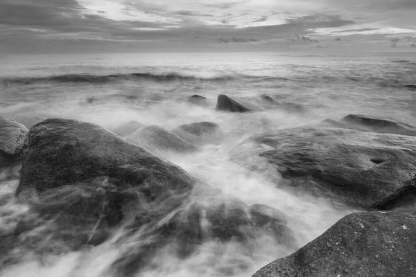 Foto Bianco Nero Majestic Evening Seascape Dramatic Waves Collide Island — Foto Stock