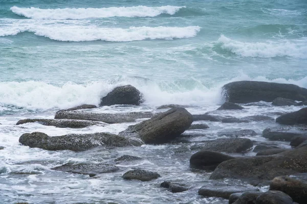 Majestic Evening Seascape: Doğu Thailan 'da Dramatik Dalgalar Ada Kayalarıyla Çarpıştı