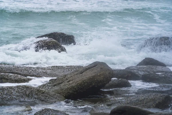 マジェスティック イブニング シーケープ タイラン東部の島の岩と劇的な波が衝突 — ストック写真