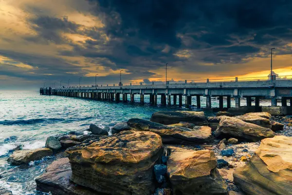 Tranquillo Bellezza Pier Bridge Estendersi Verso Mare Abbracciando Coste Rocciose — Foto Stock