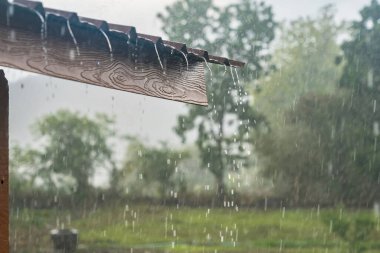 Yağmurlu bir günde çatıdan yağan yağmur. Rahatlama gününde rahatla. Tayland..