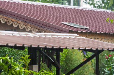 Çatıdaki güneş panelinin görüntüsü.