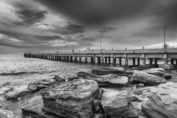 Спокойная Красота Черно Белая Фотография Моста Простирающегося Море Обнимающего Скалистые — стоковое фото