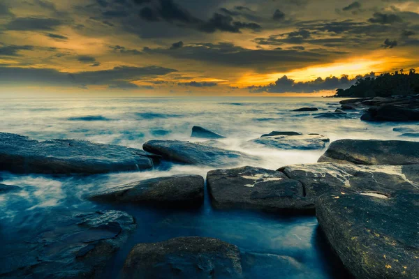 Majestätische Abendlandschaft Dramatische Wellen Kollidieren Bei Sonnenuntergang Mit Inselfelsen Ostthailand — Stockfoto
