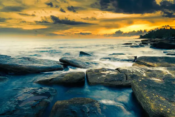 Majestic Evening Seascape Ondas Dramáticas Colidem Com Island Rocks Leste — Fotografia de Stock