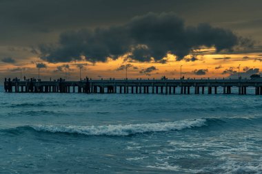 Trat, Tayland - 17 Temmuz 2023: Pier Köprüsü denize açılıyor, Tayland 'ın Doğu Adası' ndaki Rocky Sahillerini gün batımı olarak kucaklıyor.