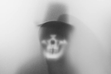 Bangkok, Tayland - 20 Ağustos 2023: Donmuş camların arkasındaki korku maskesinin gölgesi. Gizemli adam. Görüntü efekt ve tahıl ekle..