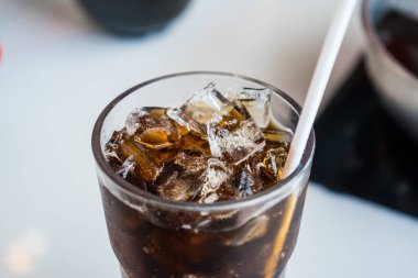 Lokantadaki samanlı kola bardağı..