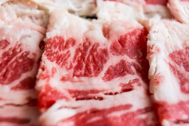 Çiğ et dilimi sıcak tencerede pişirilmeye hazır ol..