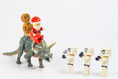 Bangkok, Tayland - 18 Kasım 2023 Lego Noel Baba Lego Star Wars 'a hediye vermek için dinozora biniyor. Noel kutlaması kavramı.