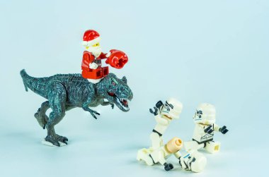 Bangkok, Tayland - 18 Kasım 2023 Lego Noel Baba Lego Star Wars 'a hediye vermek için dinozora biniyor. Noel kutlaması kavramı.
