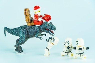 Bangkok, Tayland - 18 Kasım 2023 Lego Noel Baba Lego Star Wars 'a hediye vermek için dinozora biniyor. Noel kutlaması kavramı.