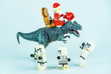 Bangkok, Tayland - 18 Kasım 2023 Lego Noel Baba Lego Star Wars 'a hediye vermek için dinozora biniyor. Noel kutlaması kavramı.