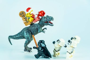 Bangkok, Tayland - 18 Kasım 2023 Lego Noel Baba Lego Star Wars 'a hediye vermek için dinozora biniyor. Noel kutlaması kavramı.