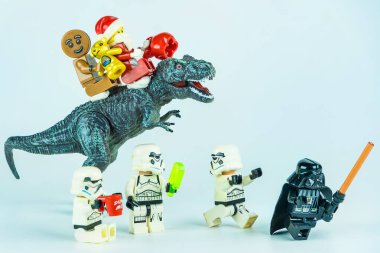 Bangkok, Tayland - 18 Kasım 2023 Lego Noel Baba Lego Star Wars 'a hediye vermek için dinozora biniyor. Noel kutlaması kavramı.