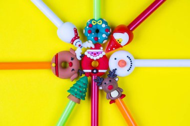 Sarı arka planda izole edilmiş Noel temalı dekorasyon. Noel konsepti..