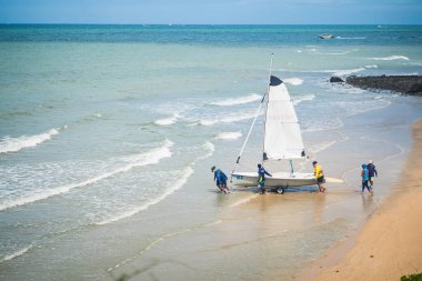 CHONBURI, THAILAND - 15 Ekim 2023: Kimliği belirsiz turistler yelkenliyle denizde seyahat ediyor.