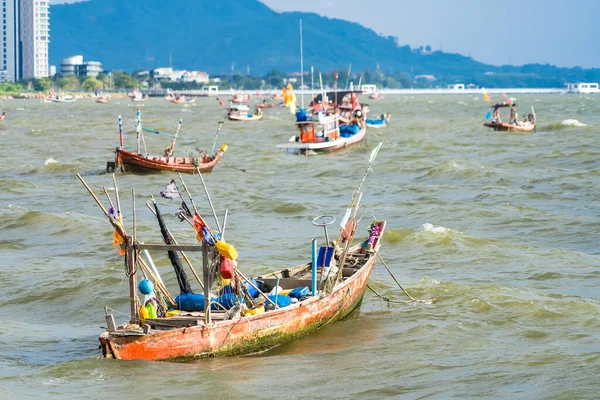 CHONBURI, THAILAND - 15 Ekim 2023 Tayland 'da denizde balıkçı teknesi.