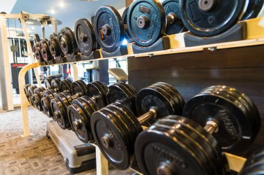 CHONBURI, THAILAND - 15 Ekim 2023: CHONBURI, THAILAND spor salonu içinde spor simülatörleri ekipmanı.