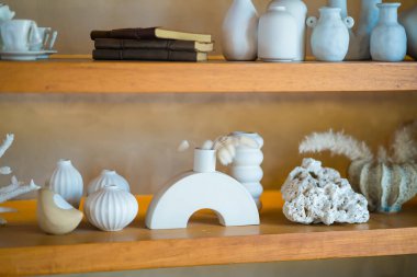 Ahşap arka planda farklı seramik vazolar