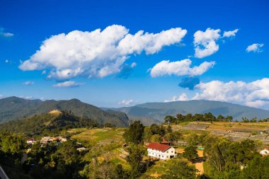 Kuzey Tayland 'da gökyüzü ve dağların panoramik manzarası.