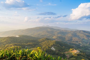 Kuzey Tayland 'da gökyüzü ve dağların panoramik manzarası.