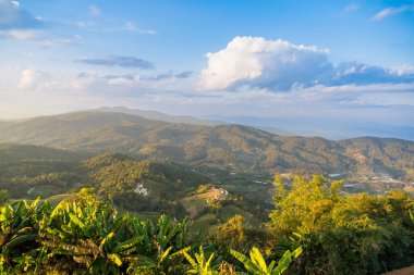 Kuzey Tayland 'da gökyüzü ve dağların panoramik manzarası.