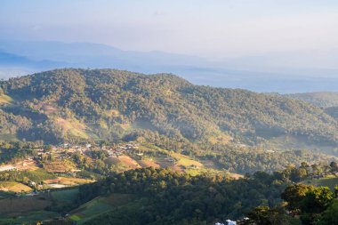 Kuzey Tayland 'da gökyüzü ve dağların panoramik manzarası.