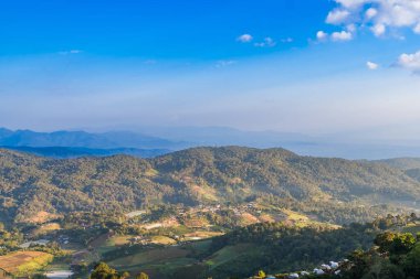 Kuzey Tayland 'da gökyüzü ve dağların panoramik manzarası.