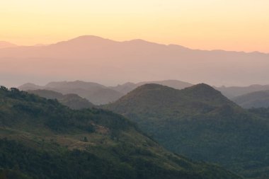 Panoramik Manzara Günbatımı Kuzey Tayland 'da gökyüzü ve dağlar.