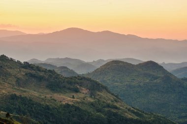 Panoramik Manzara Günbatımı Kuzey Tayland 'da gökyüzü ve dağlar.