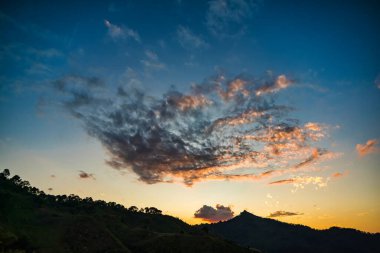 Panoramik Manzara Günbatımı Kuzey Tayland 'da gökyüzü ve dağlar.